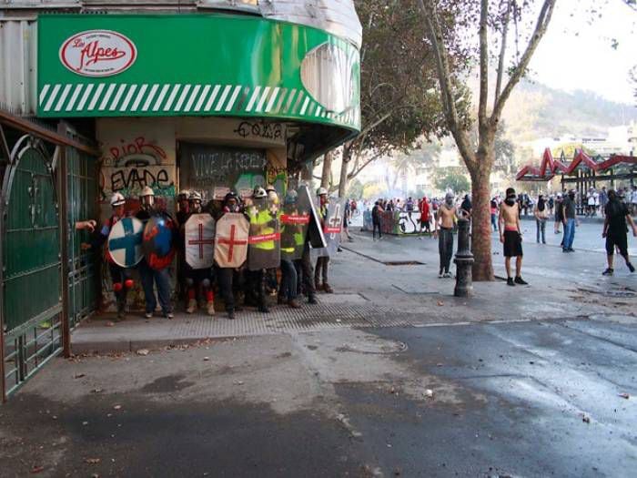 La nueva estrategia de Carabineros para detener a 62 personas de la "primera línea"