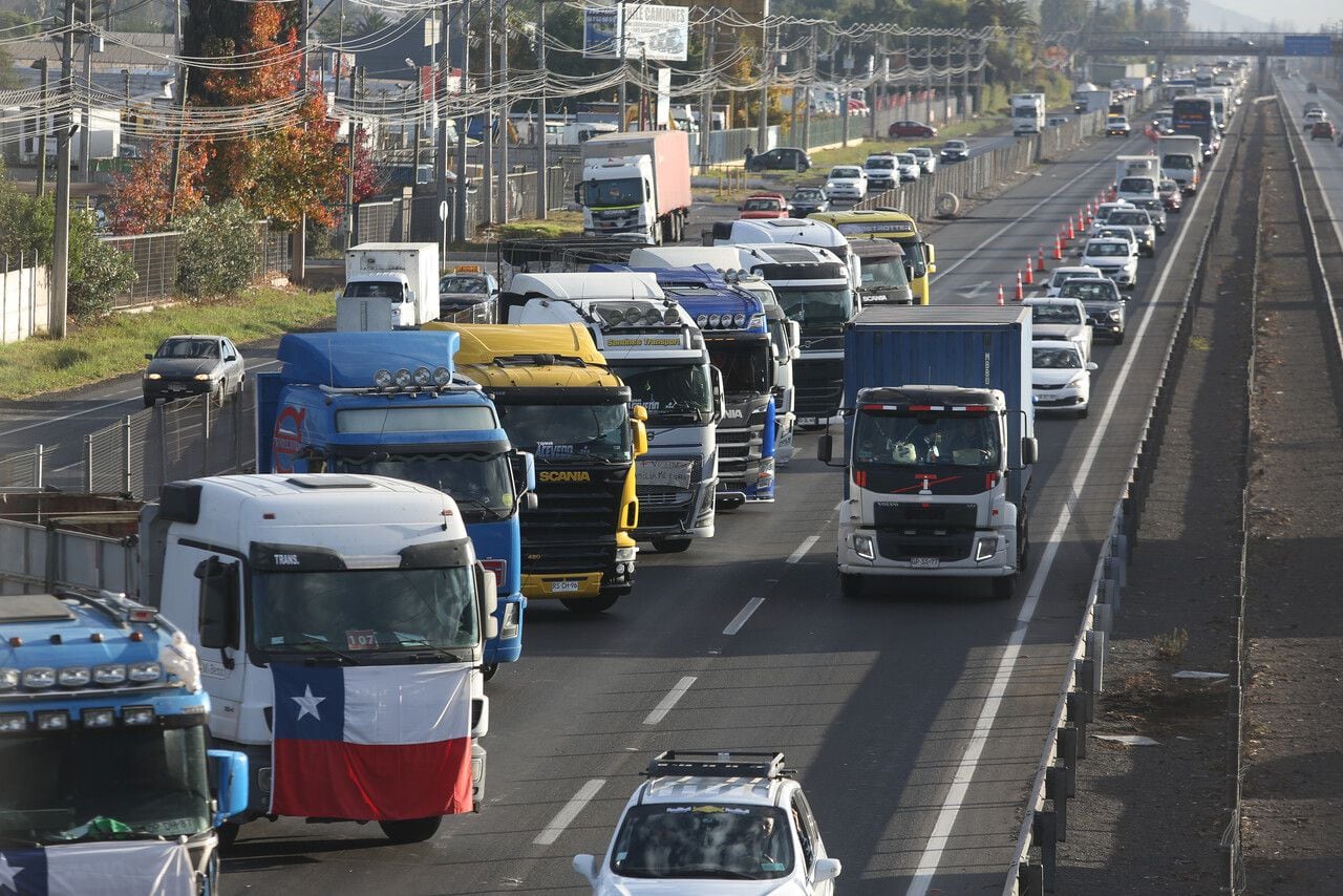 Camioneros bloquean sector Buin-Paine