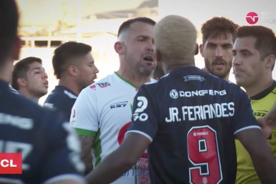 “Qué te creís, cu…”: el tenso round de Junior Fernandes y Matías Donoso en duelo de la “U” y Cobresal