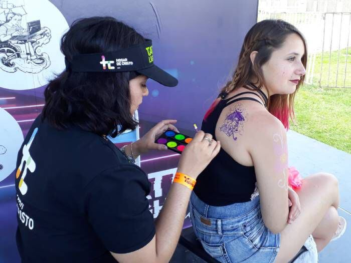 Hogar de Cristo en Lollapalooza: pintura Corporal Social se toma el festival