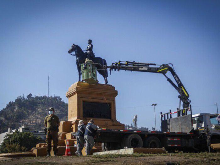 Diputados UDI rechazan traslado de estatua del general Baquedano: "Sería una señal de debilidad"