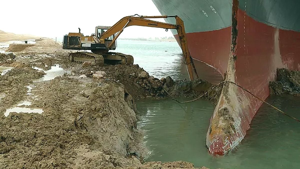 Consiguen reflotar parcialmente el buque Ever Given en el Canal de Suez