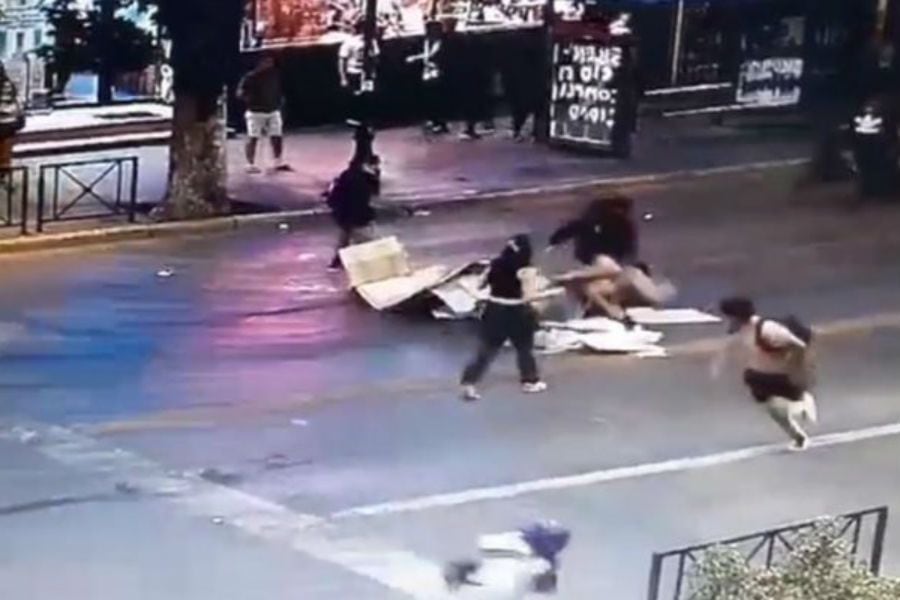 Hombre resultó con graves lesiones tras ser golpeado por manifestantes