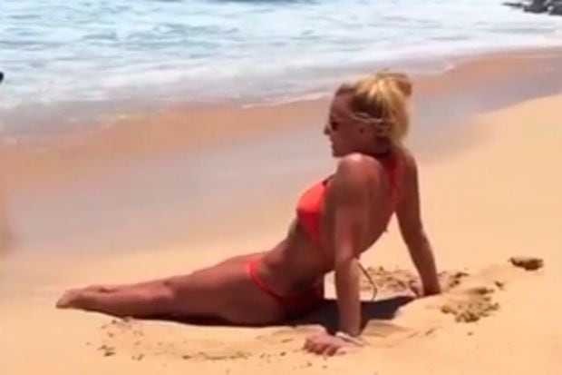 [Video] La rica Britney Spears gozó la playa en bikini