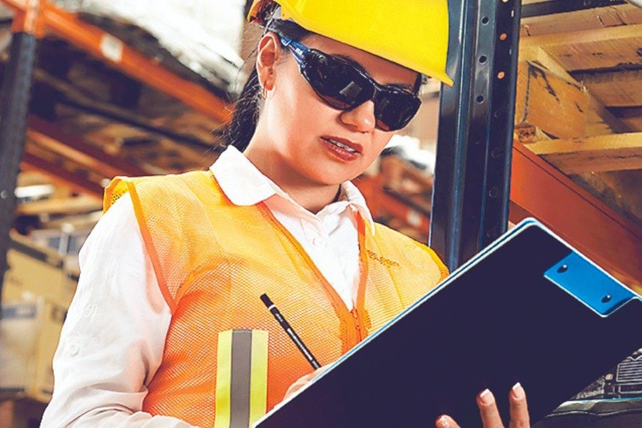 Mujeres capacitándose en la construcción creció siete veces en un año