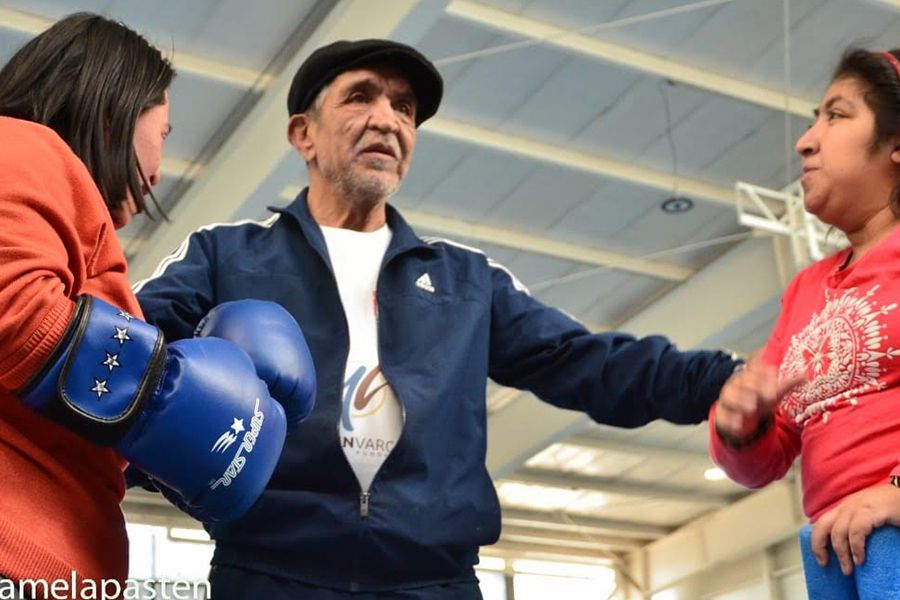 Martín Vargas entrena a viejitos con Alzheimer y Parkinson