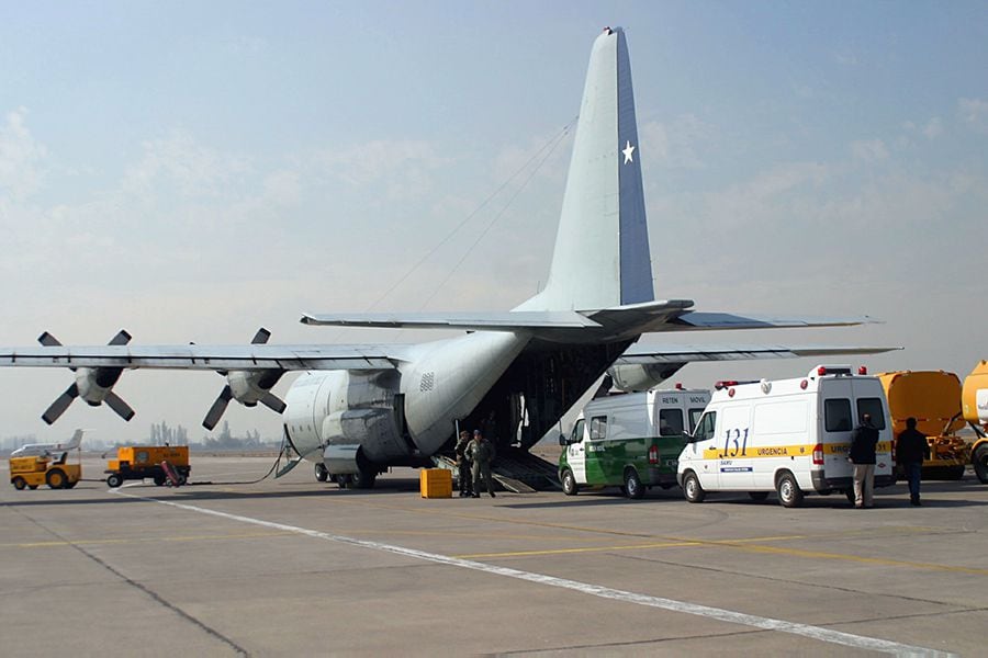 Avion Hercules  sale desde el grupo 10  de la Fach con ayuda para Ays