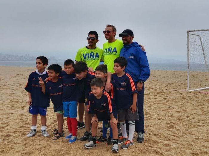 Martín Cárcamo inició las actividades festivaleras con partido de tenis playa