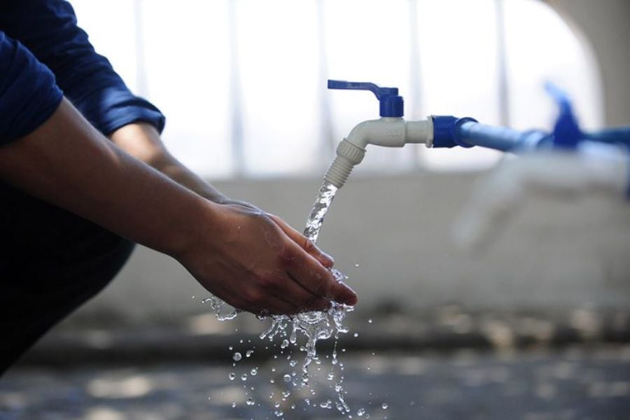 A las 09:00 comienza corte de agua en cinco comunas de la RM: revisa aquí los puntos de abastecimiento