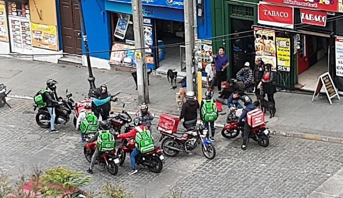 Denuncian violentas peleas entre repartidores y okupas en Valparaíso