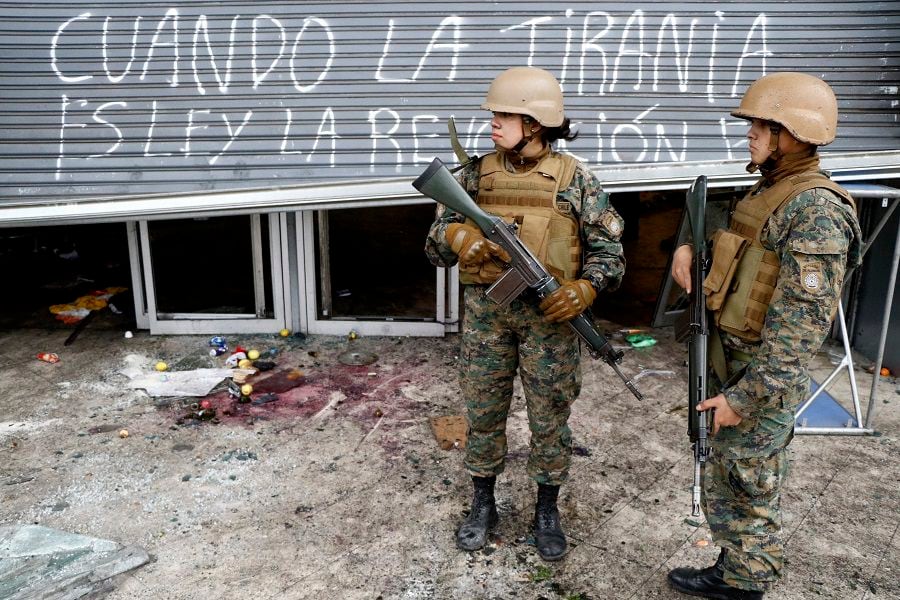 Militares resguardan supermercado saqueado