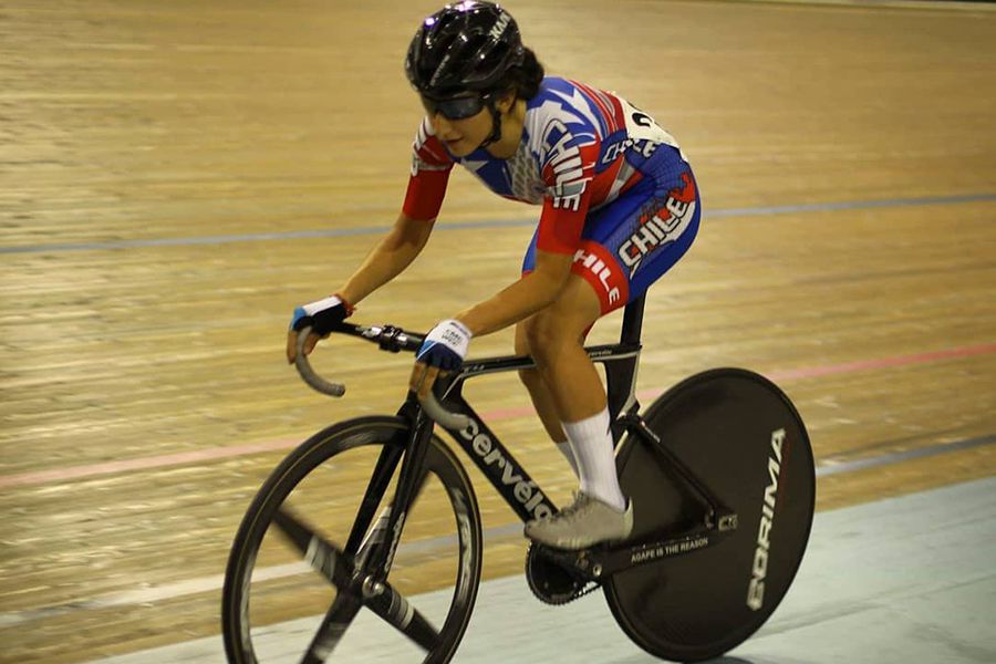 Aún no le dan licencia y Cata Soto ya es plata en la bicicleta