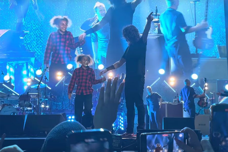 Dave Grohl realizó concierto junto a la pequeña baterista que lo desafió