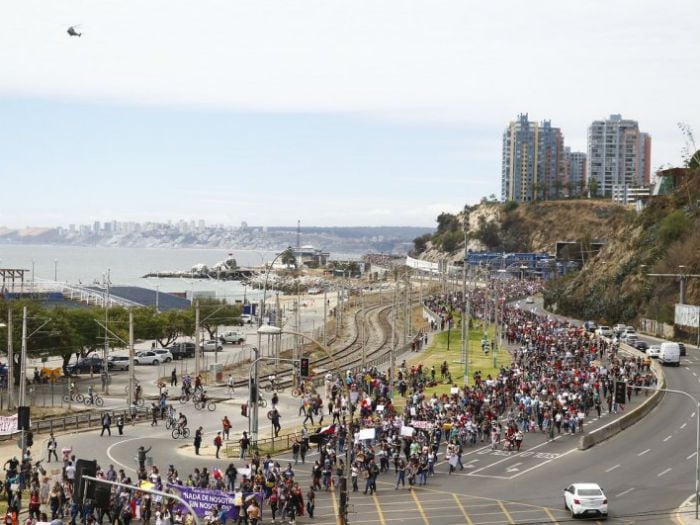 Multitudinaria marcha pacifica en las calles de Viña del Mar y Valparaíso