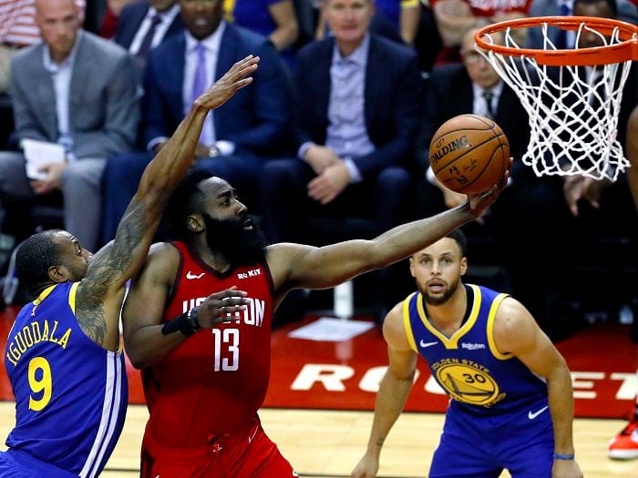 De la mano de Harden, los Rockets vencen a los Warriors y empatan la serie