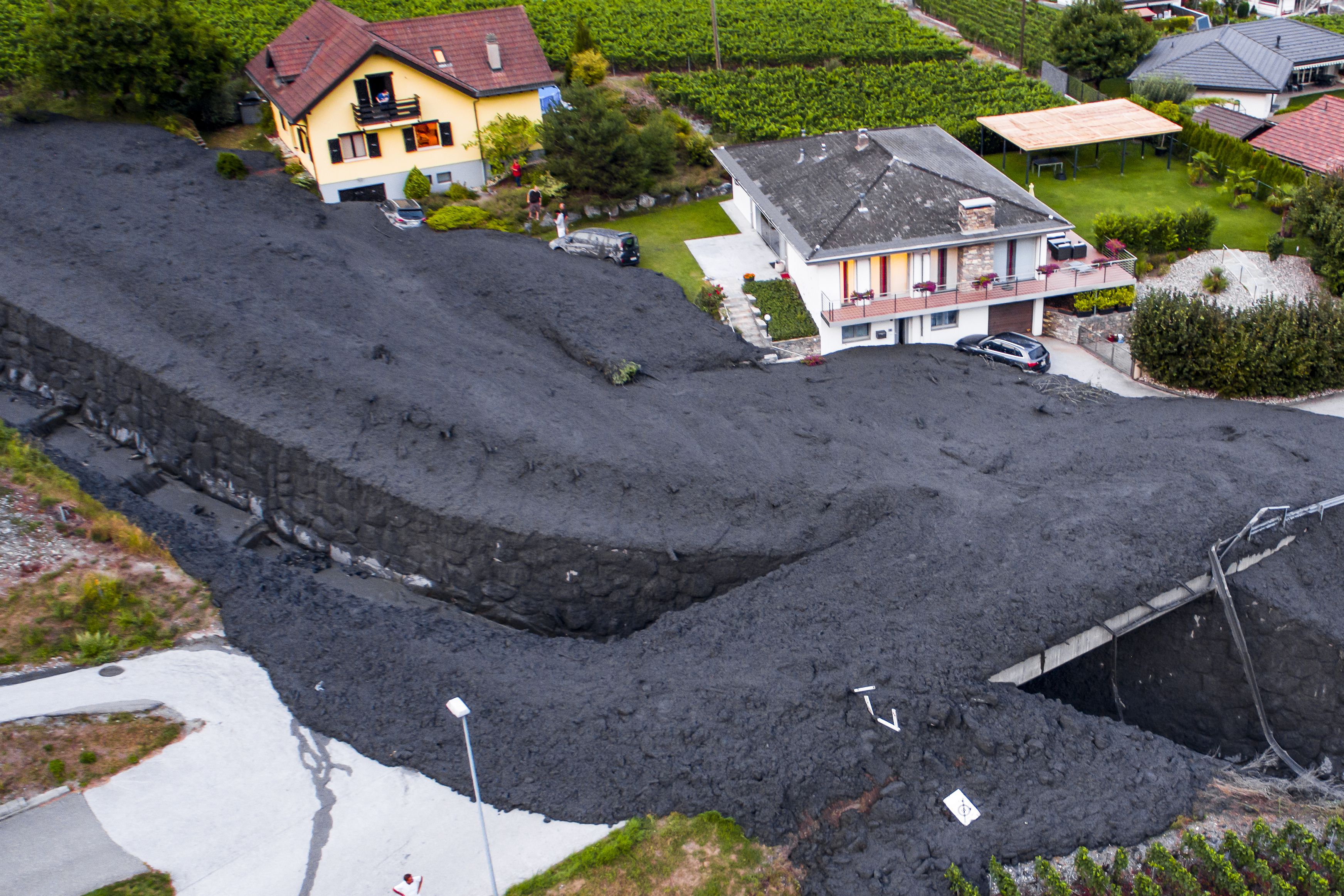 Impactante video muestra como alud inunda pueblo en Suiza