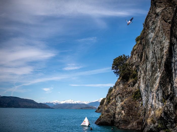 Clavadistas realizaron hazaña sobre el lago General Carrera