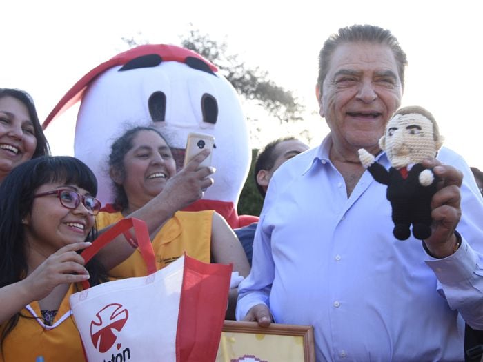 A Don Francisco le regalaron "Mini Me" tejido a crochet en visita a Macul