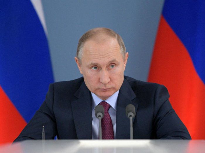 Putin pide inicio de vacunación "a gran escala" en Rusia para la próxima semana