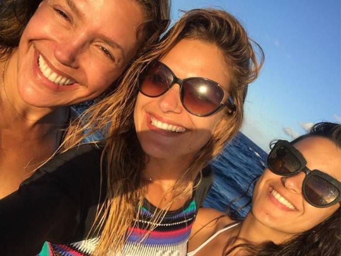 Bikinazo triple: la aplaudida postal playera de Carolina Arregui y sus hijas