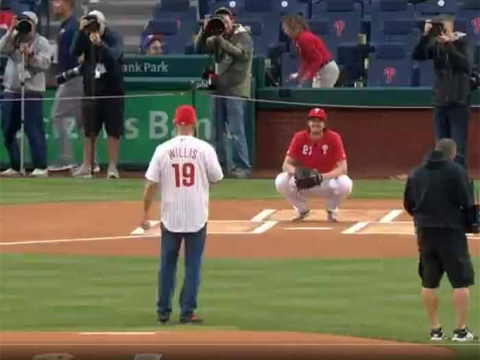 [Video] Duro de jugar: abuchearon a Bruce Willis en partido de béisbol