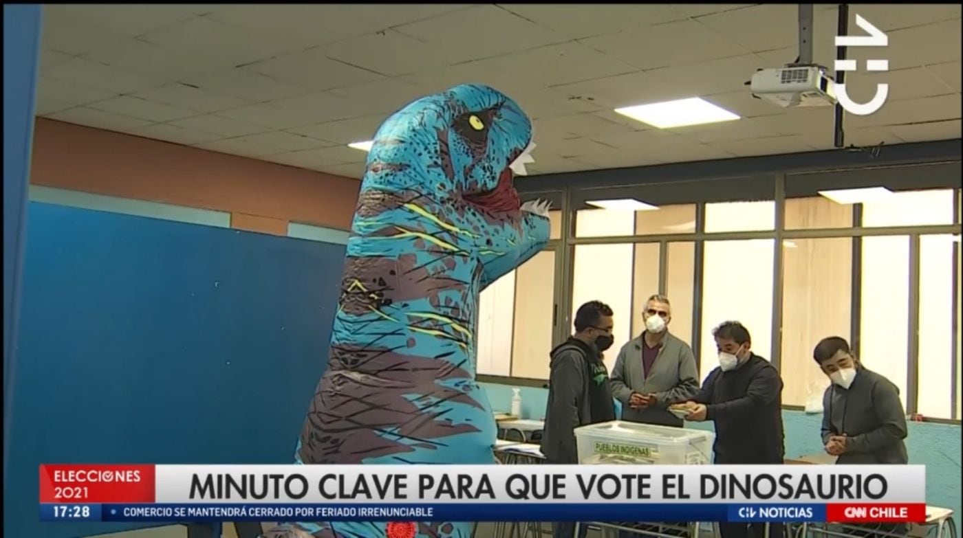 Final feliz: Dinosaurio logró votar en Ñuñoa