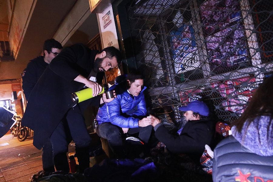 Los capitanes solidarios de la noche: Claudio Bravo y Pancho Saavedra comandan campaña invernal