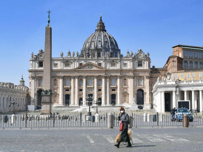 Presionan a Vaticano para que cierre oficinas y adopte el teletrabajo