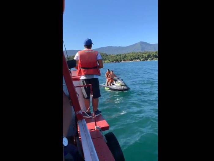 Sobre moto de agua: jóvenes expulsan a turistas de lago Villarrica