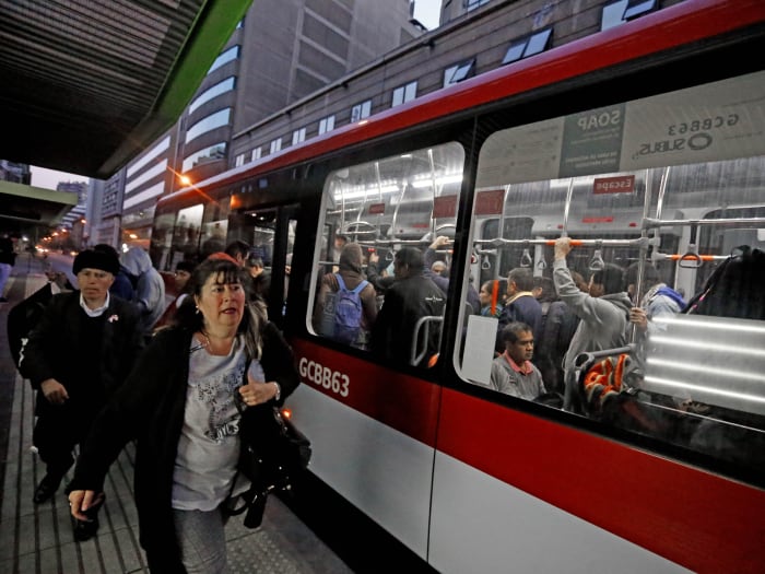 Línea 1 del Metro funciona parcialmente en inicio de semana laboral