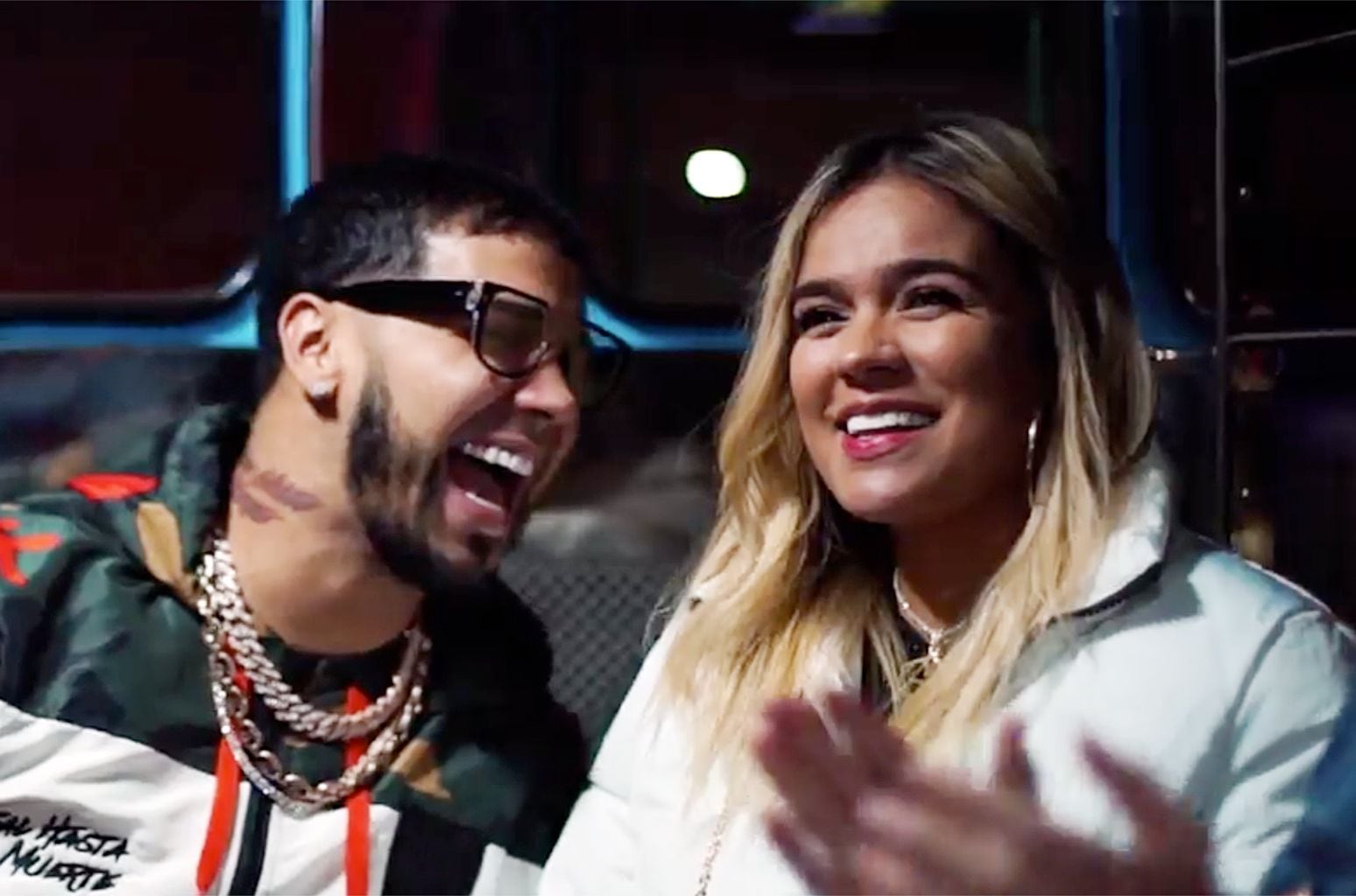 “Tiene que ser la tonta con la peluca azul… que no sea tonta, tan infeliz”: Anuel AA insulta a mujer durante concierto