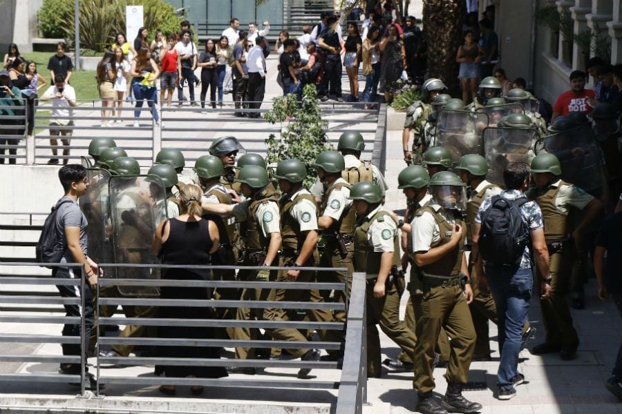 "Andaban con lacrimógenas": apoderada denuncia que manifestantes portaban gases disuasivos