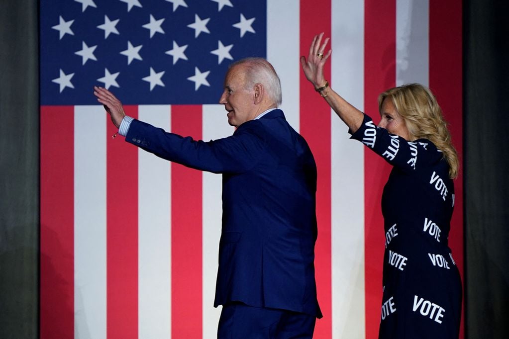U.S. President Joe Biden and first lady Jill Biden wave as they exit the stage during a campaign rally in Raleigh, North Carolina, U.S., June 28, 2024. REUTERS/Elizabeth Frantz