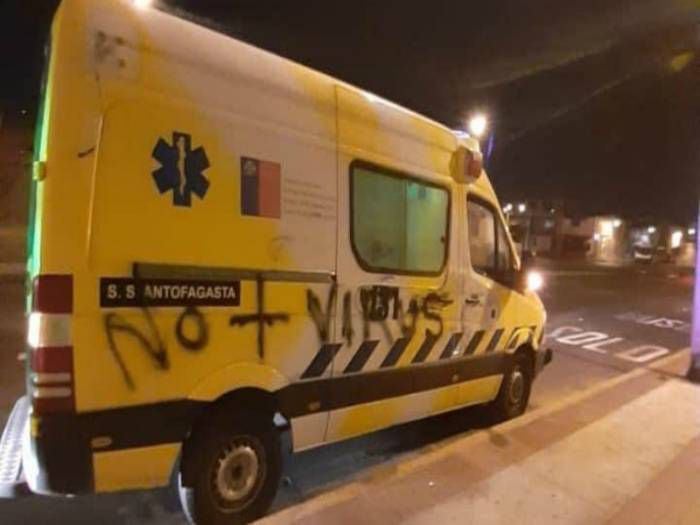 Atacan ambulancia que llevaba muestras de COVID-19: rayaron "no + virus"