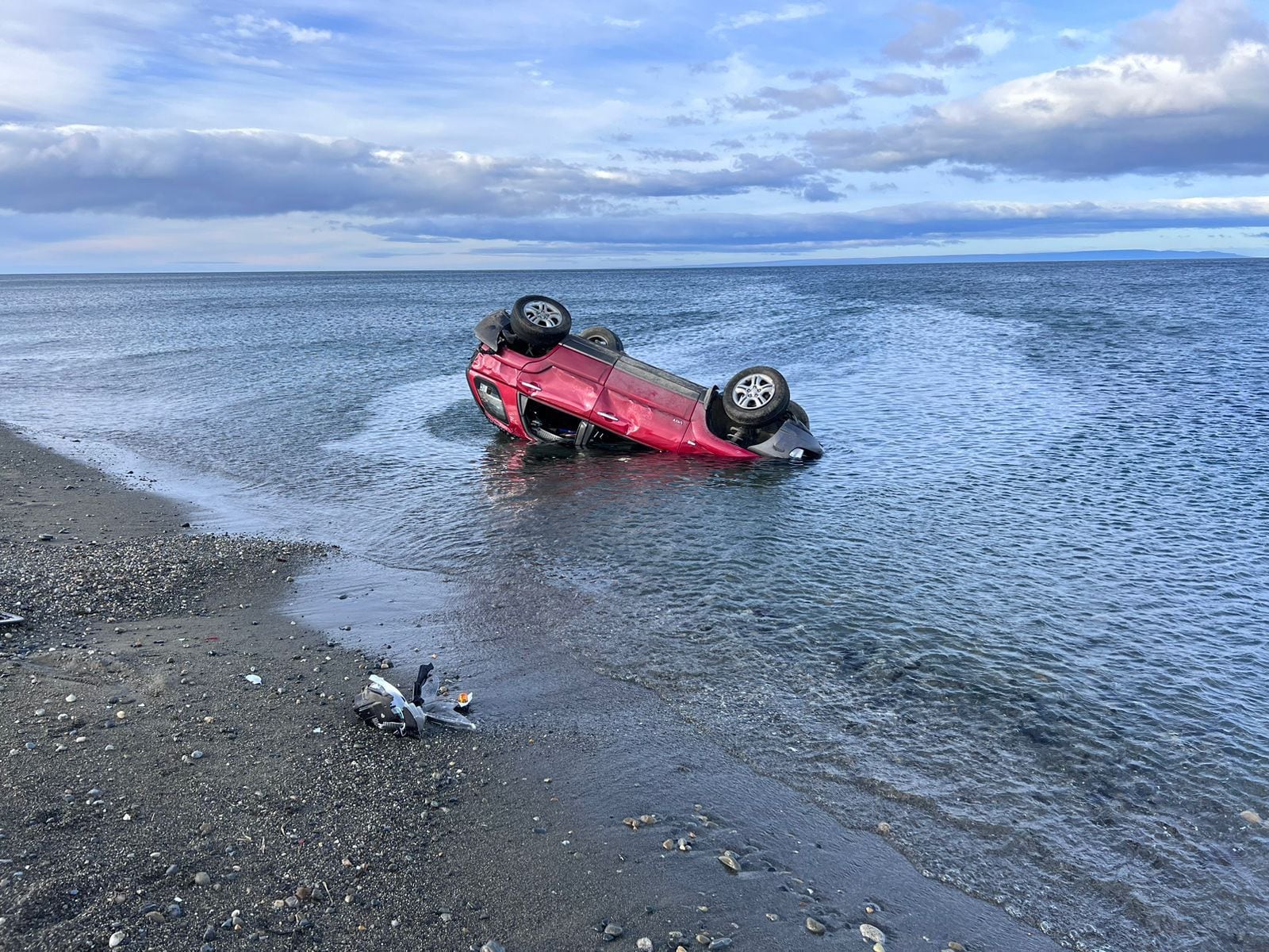 Accidente de auto en el Estrecho de Magallanes