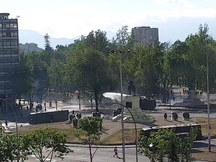 Manifestaciones se registran en Plaza Baquedano ad portas del cierre de mesas