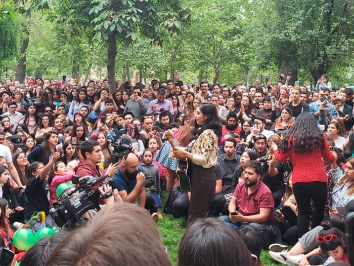 La caótica presentación de Mon Laferte en el Parque Forestal