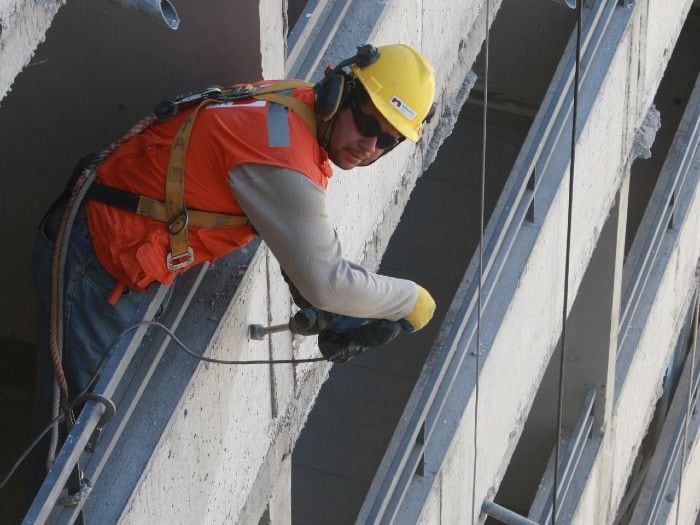 Conozca las claves de asegurarse correctamente para trabajar en alturas