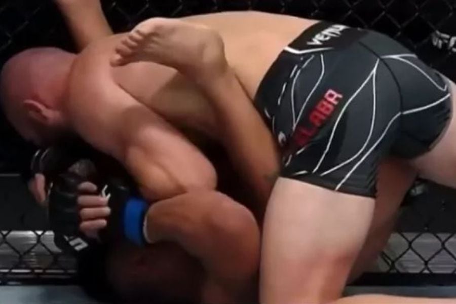 Escalofriante paliza en la UFC: le hundió los dientes a su rival