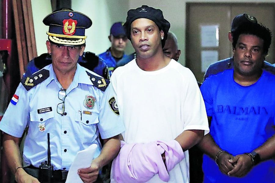 Abogado trató de "tonto" a Ronaldinho