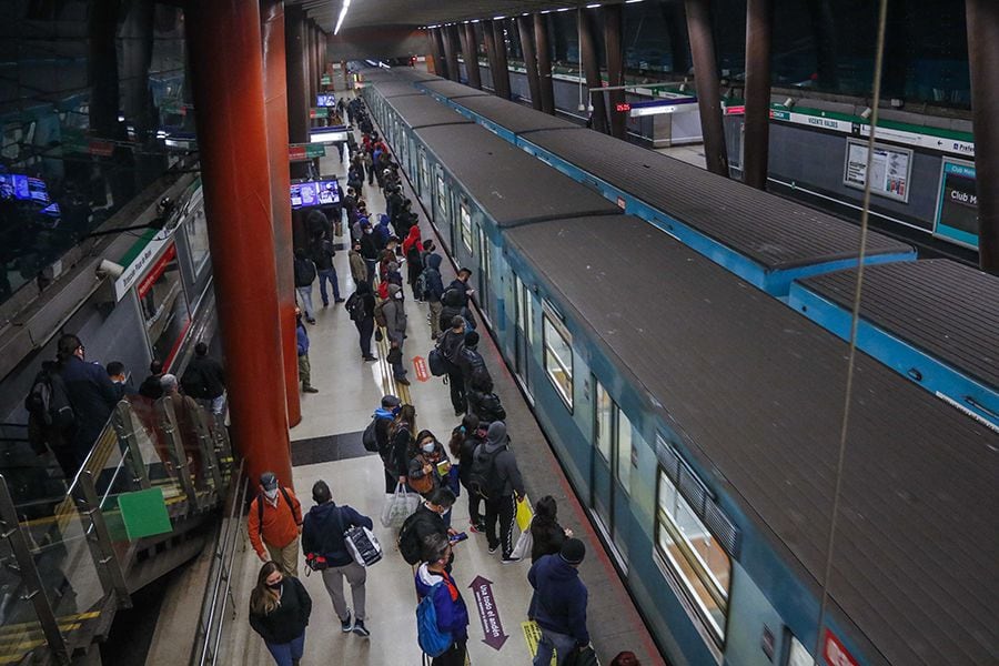 Aglomeración de gente en el Metro tras salir de cuarentena el 97 porciento de la capital

