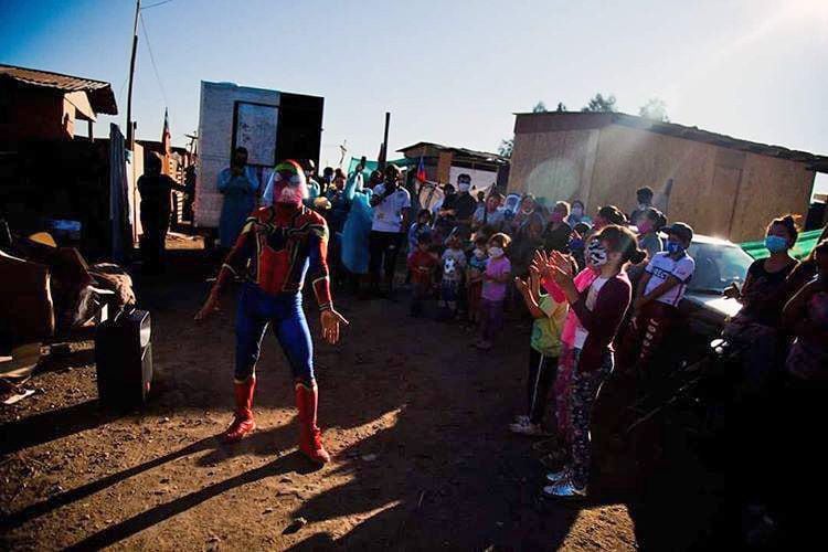 "Sensual Spiderman" inició cruzada para ayudar con duchas y sanitarios en 12 campamentos