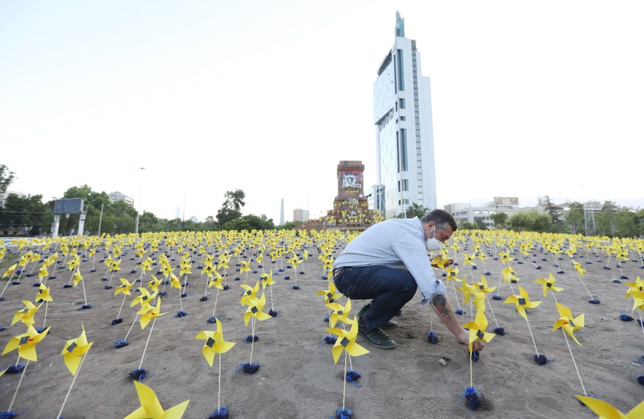 Con cientos de remolinos en Plaza Baquedano: el particular cierre de campaña de Sebastián Sichel