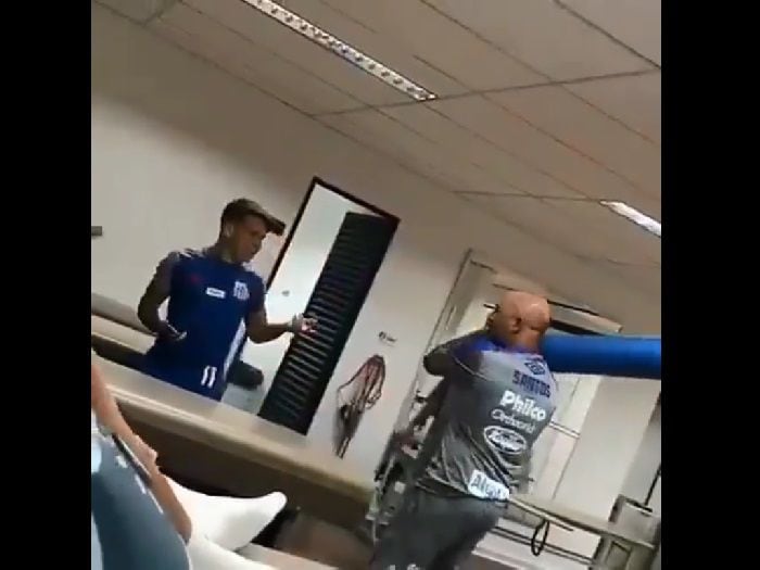 Con golpe incluido: filtran particular "reto" de Sampaoli a Soteldo en camarín del Santos