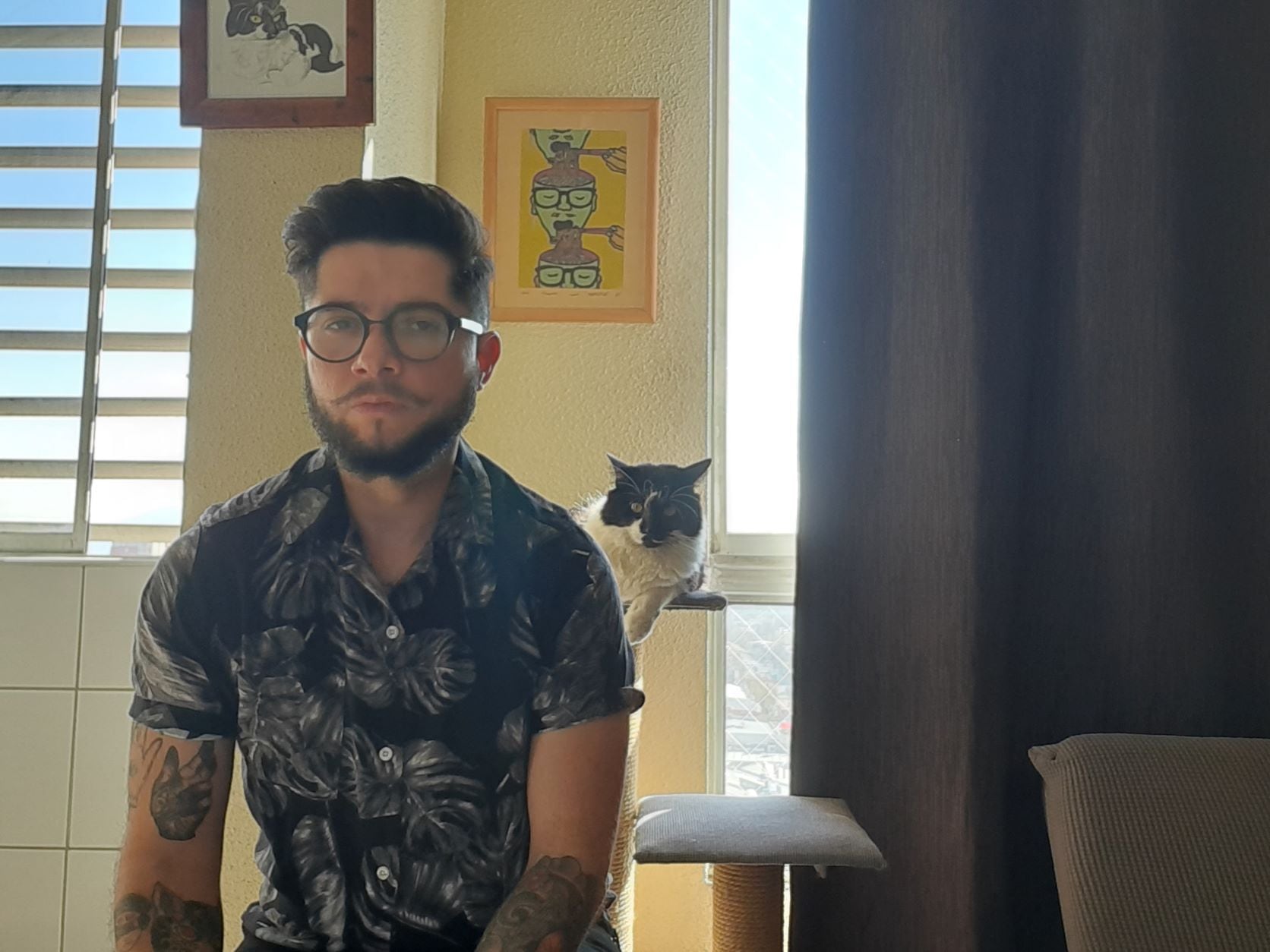 Escritor supera el encierro con un diario "a cuatro patas" con su gato