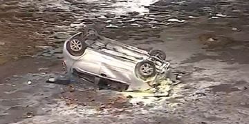 Conductor iba en estado de ebriedad: auto cayó a la ribera del río Mapocho