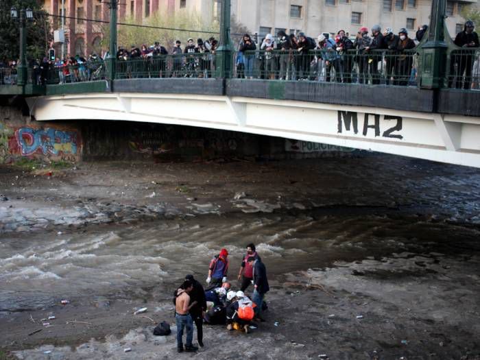 Persona cayó al río Mapocho en medio de manifestaciones en Plaza Baquedano