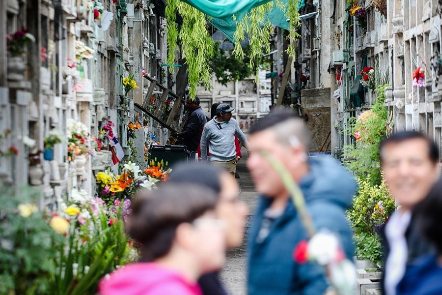 Cientos de personas visitan el Cementerio General en el Día de Todos los Santos