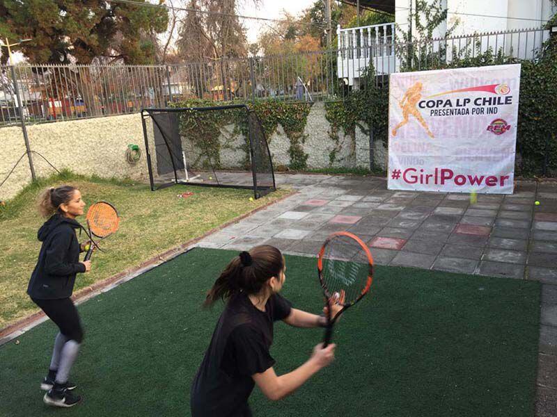 Maca Miranda y su hija le remachan a un frontón que pusieron en el patio