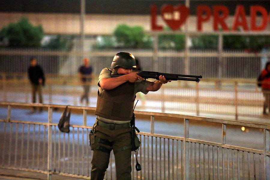 Manifestantes incendian caseta de carabineros en estación San Pablo
